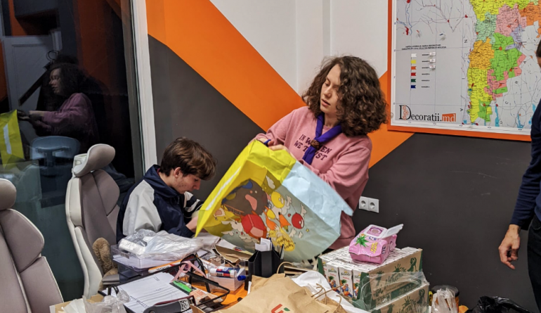 worldscouting's tweet photo. 2 million+ people have fled Ukraine due to war, leaving families homeless, unemployed & traumatised.
Anastasia is a Scout from Moldova, a country that has welcomed 230K refugees in 2 weeks.
See how she's helping ⬇️ #Scouts #ScoutsForUkraine #HelpUkraine https://t.co/KRbGchHW1e https://t.co/7Y2cOwG7f1