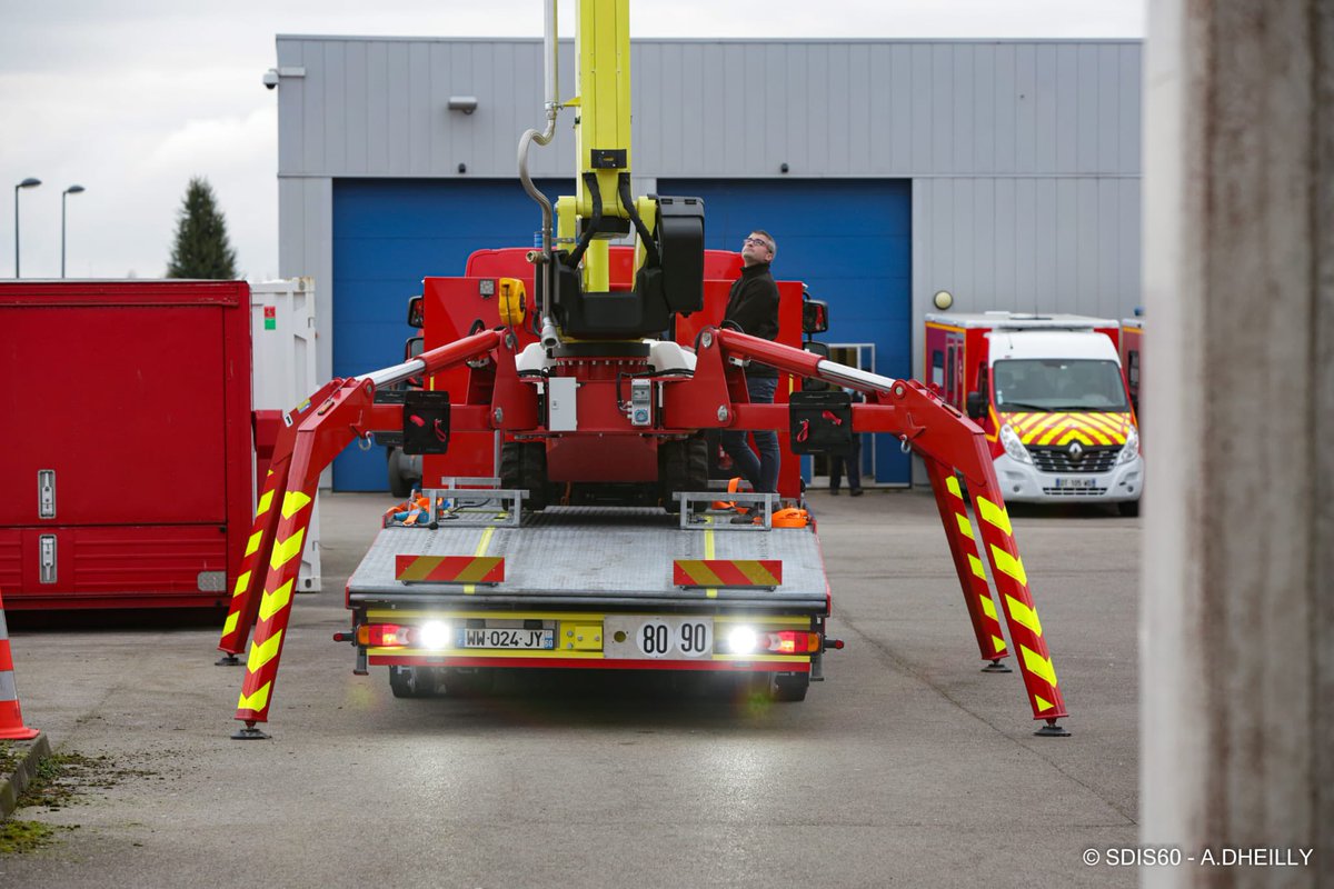 teambestioles's tweet photo. #lundimotivation
Belle semaine à tous ☀️.
La @teambestioles compte bien sur ces 📷 d'@aureliendheilly et cette #bestiole 🕷️ atypique du @SDIS60 🚒 pour nous emmener (tout) doucement vers les 9️⃣0️⃣0️⃣ #followers. https://t.co/OIfWCNwSwL