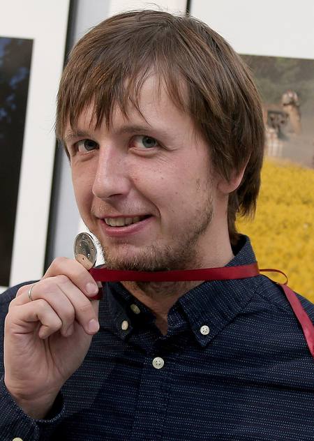 evgeniy9544's tweet photo. Евгений Малолетка. Фотограф. Работает на Associates Press. Находится в Мариуполе.
Очень ценный свидетель. Если наци из «Азова» при бегстве из города его не убьют, его признания о том, что на самом деле происходило в городе и как он участвовал в фальсификациях и дезинформации https://t.co/0B5jEC2vzg