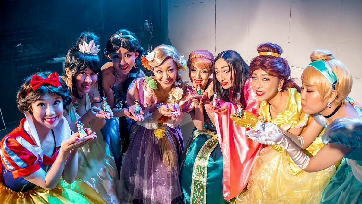 chappy_aya's tweet photo. 月曜企画♡
「whose is this dress??」

もう5年前…٩( 'ω' )و💜💙💛💖💚

#ディズニープリンセス
#大集合🤣🤣🤣
#ジャックスパロウ
#やられてる🤣 https://t.co/tABpatGNAD