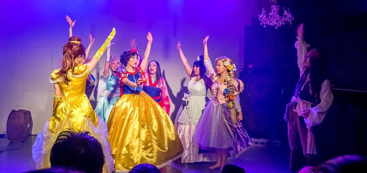 chappy_aya's tweet photo. 月曜企画♡
「whose is this dress??」

もう5年前…٩( 'ω' )و💜💙💛💖💚

#ディズニープリンセス
#大集合🤣🤣🤣
#ジャックスパロウ
#やられてる🤣 https://t.co/tABpatGNAD