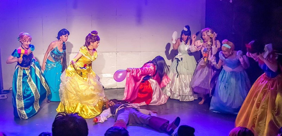 chappy_aya's tweet photo. 月曜企画♡
「whose is this dress??」

もう5年前…٩( 'ω' )و💜💙💛💖💚

#ディズニープリンセス
#大集合🤣🤣🤣
#ジャックスパロウ
#やられてる🤣 https://t.co/tABpatGNAD