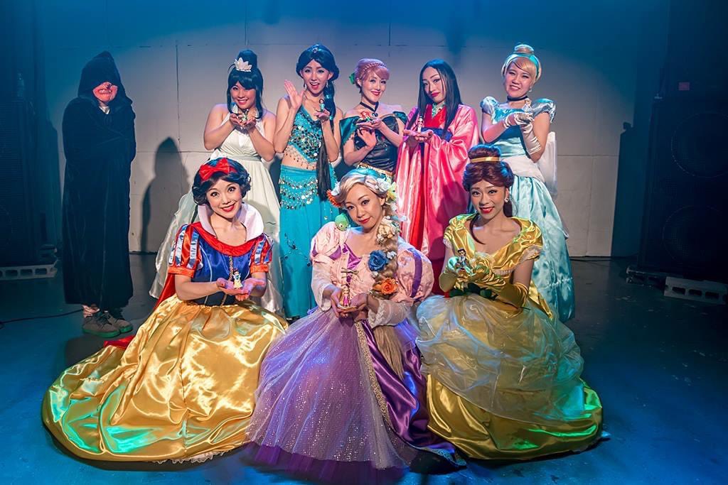 chappy_aya's tweet photo. 月曜企画♡
「whose is this dress??」

もう5年前…٩( 'ω' )و💜💙💛💖💚

#ディズニープリンセス
#大集合🤣🤣🤣
#ジャックスパロウ
#やられてる🤣 https://t.co/tABpatGNAD