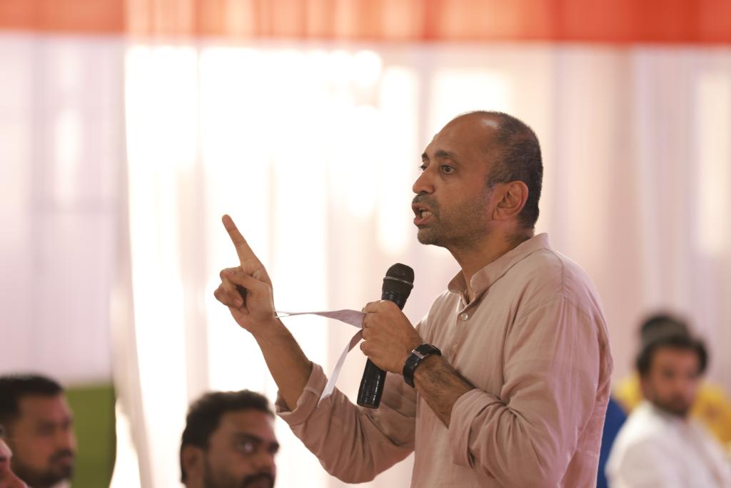 IYCGujarat's tweet photo. आज युवा क्रांति बुनियादी शिविर महुड़ी, गांधीनगर में दूसरे दिन कांग्रेस प्रशिक्षण विभाग के प्रभारी श्री सचिन राव जी ने समस्त युवा प्रतिनिधियों से संवाद किया। @SachinAhimsa https://t.co/K6zkBte88h