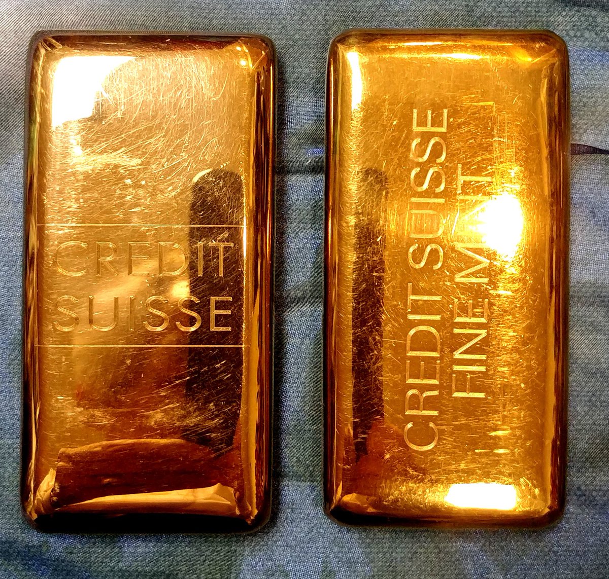 금덩어리가 굴러 들어왔네요

스위스은행 마크가 찍힌 금덩어리 2개가 저에게 들어왔네요. 각각 20온스 짜리로 999% 순금이랍니다.

쇳덩어리보다 훨씬 무거운데 이것 2개의 싯가는 현재 약 3만여불이 넘어 고급 승용차 한대 값이 된다네요.

문현동 금이냐구요? 아니어요...
m.facebook.com/story.php?stor…