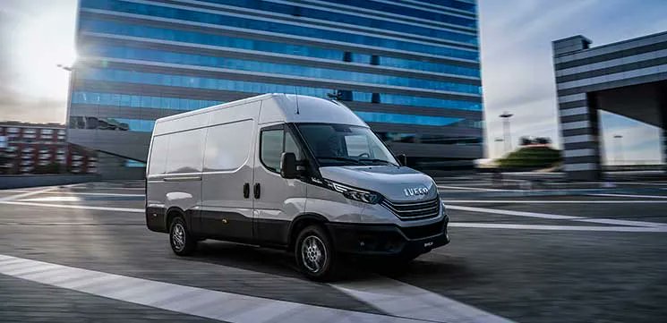 autonomosenruta's tweet photo. #furgonetas #furgos
@IvecoES presenta IVECO FIT &amp; CONNECT para Daily.
Se trata de una solución telemática para instalar en vehículos que no están equipados con ella, como los de stock y los vendidos sin connectivity box en un primer momento.
https://t.co/AJHEDIOlCd https://t.co/BLe6Pk7w8Z