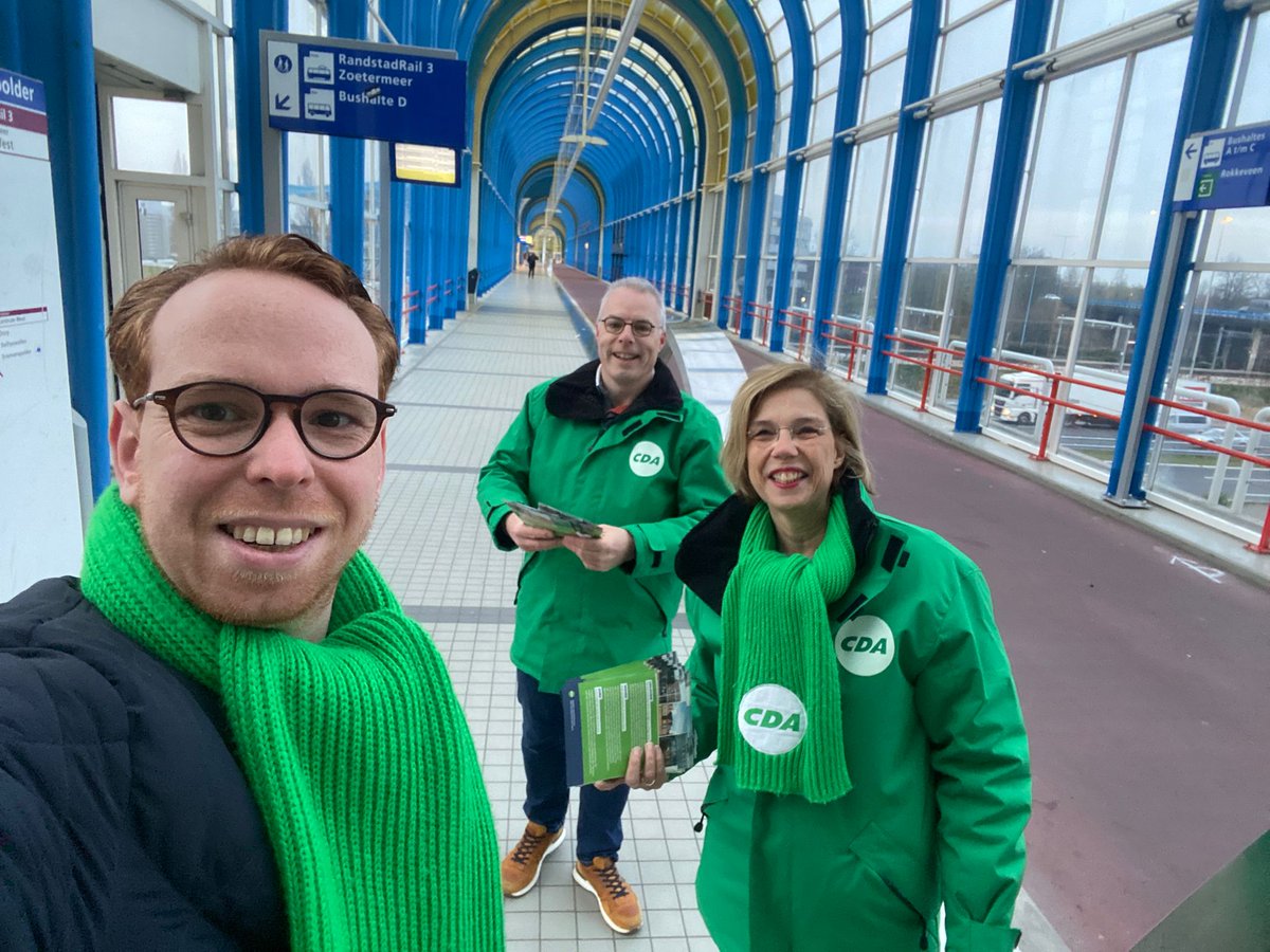 CDAZoetermeer's tweet photo. Een hele goedemorgen! De stembus is geopend 🗳 Tot woensdagavond 16 maart 21.00 uur kan er gestemd worden.Wij zijn weer vroeg uit de veren en zullen tot het laatste moment campagne voeren. Stem op CDA Zoetermeer, lijst 5.#zijaanzij #teamingeborg https://t.co/9lOPMqEehk