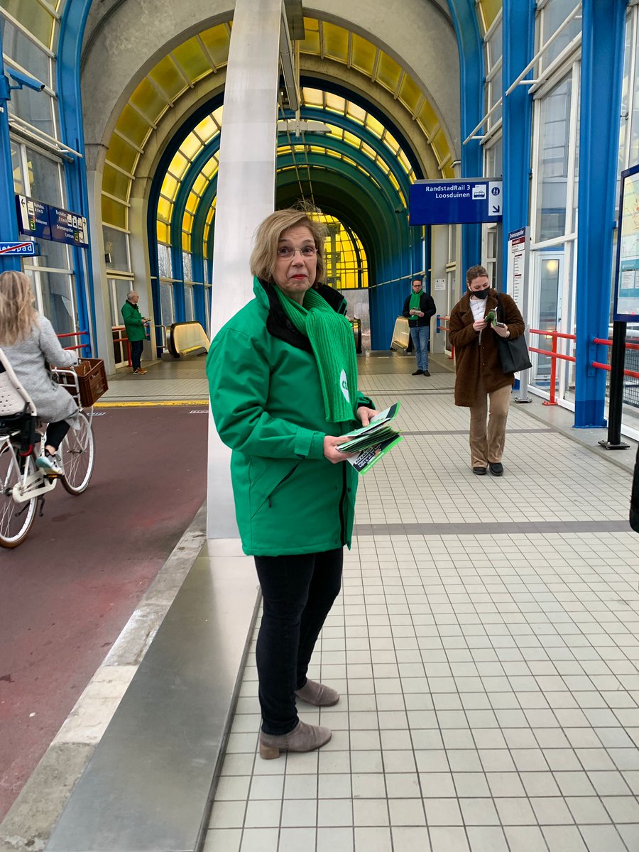 CDAZoetermeer's tweet photo. Een hele goedemorgen! De stembus is geopend 🗳 Tot woensdagavond 16 maart 21.00 uur kan er gestemd worden.Wij zijn weer vroeg uit de veren en zullen tot het laatste moment campagne voeren. Stem op CDA Zoetermeer, lijst 5.#zijaanzij #teamingeborg https://t.co/9lOPMqEehk