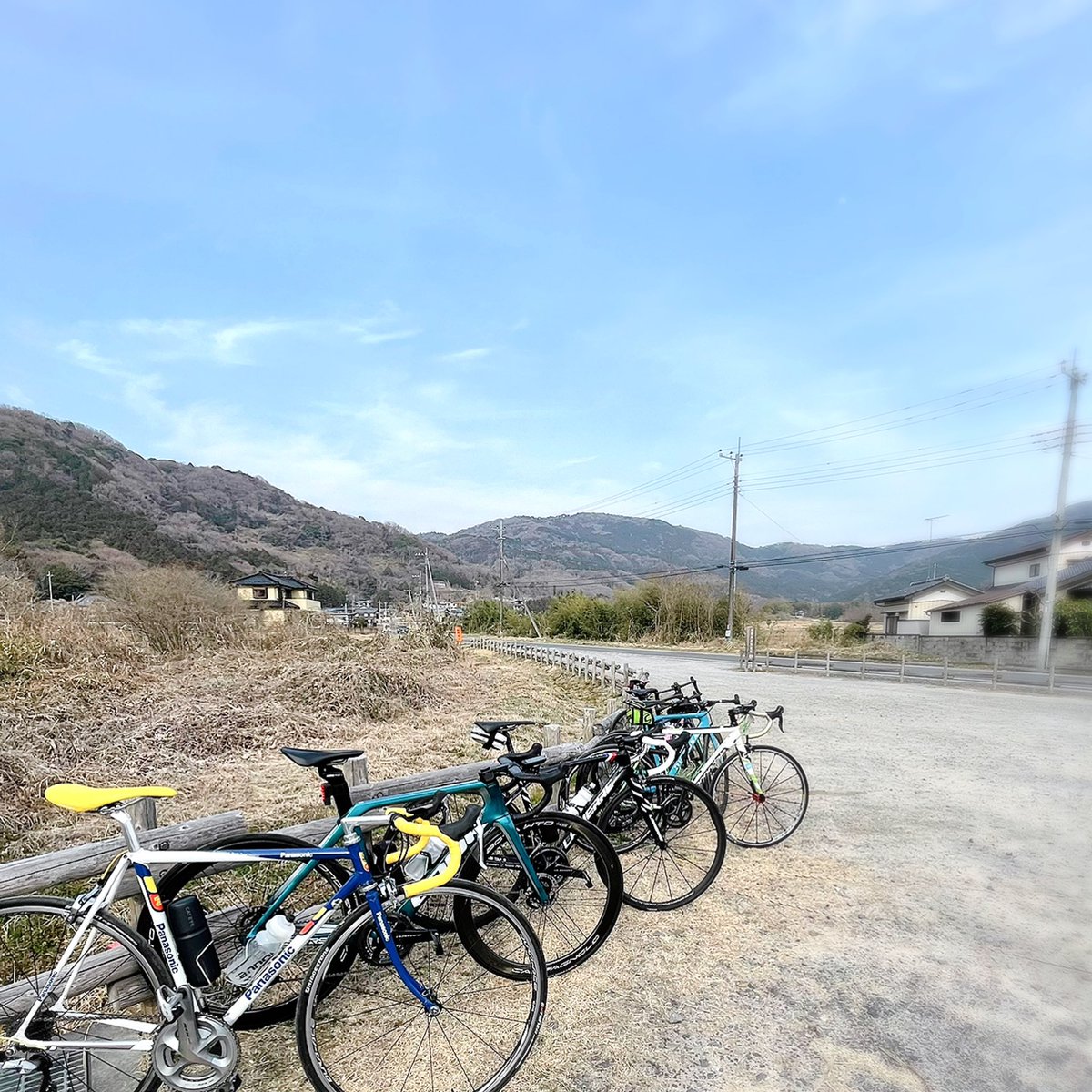 496CYCLO's tweet photo. CYCLOは店主がサイクリスト🚴♂️
日曜日はDonuts Lovers🍩と筑波山ライド
真っ平らな千葉県北西部ですが、富士ヒルに向けて少しカラダを斜めにしてヒルクライム
春めいた筑波山を華やかな自転車とサイクルジャージで駆け回りました
もっともっと広がって欲しいドーナツの輪🍩
#circleofdonuts https://t.co/2tz8D1hDph