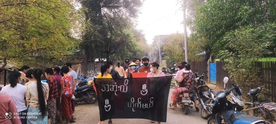 KYITHAR95368969's tweet photo. Residents from a villages of #Salingyi Twp, #Sagaing , staged a marching strike to protest against the #MilitaryDictatorship on March 14.

#HelpMyanmarIDPs
#2022Mar14Coup
#WhatsHappeningInMyanmar https://t.co/D46iD6SaIV