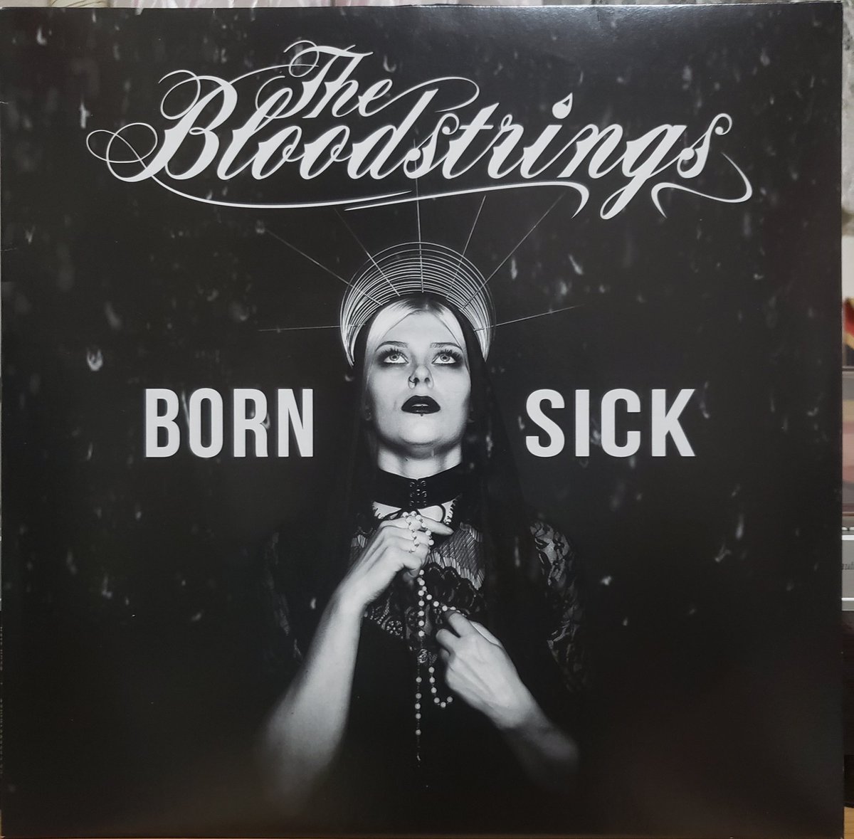 yanchiramo's tweet photo. THE BLOODSTRINGS / BORN SICK
2017年 WOLVERINE Records WRR 226LP
Germany Original
ドイツの女性ボーカル・サイコビリー・バンドの2nd アルバム!
疾走感と高速スラップに女性ボーカルがハマッてるGood ALBUM!
カッコいい
#thebloodstrings #vinylrecords #サイコビリー #レコード https://t.co/wGgaYgxVy2