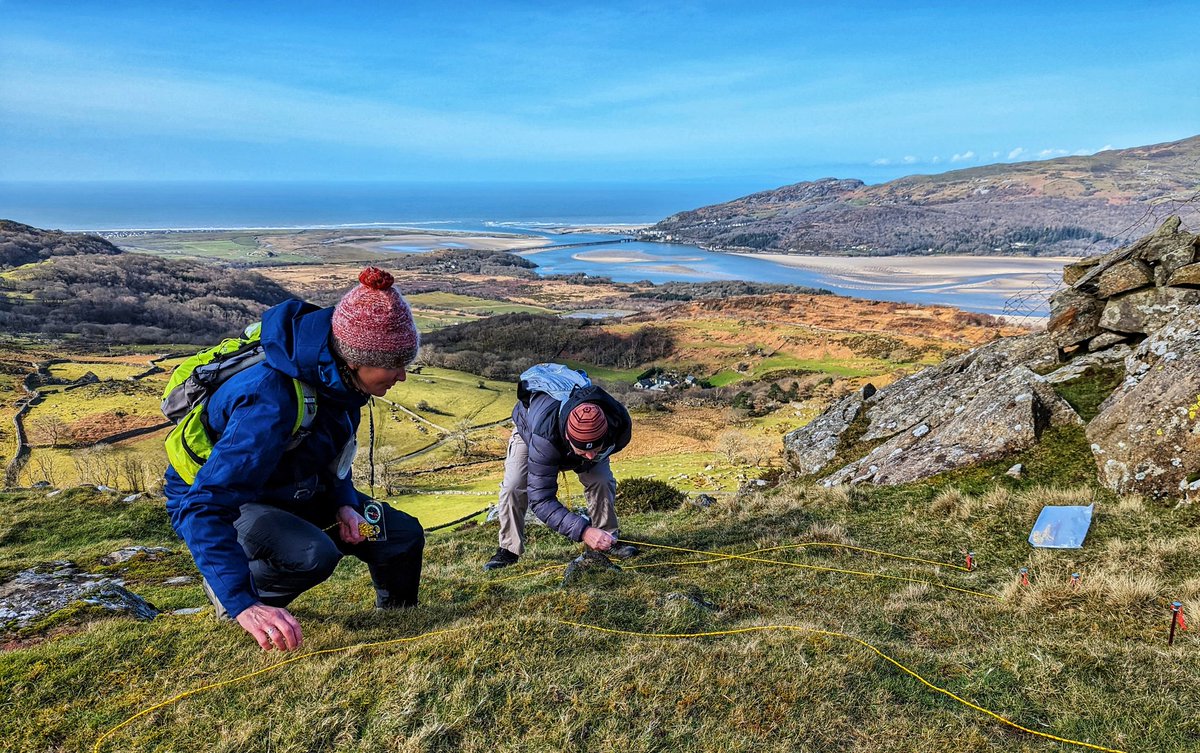 nomadadvwales's tweet photo. This weekends 'intro to nav' course had great weather. The learners first practice 'seeing' contours so they can 'describe' what they see on the map and land around them. This means they're super happy when they find their first ring contour.

@MtnTraining @harveymaps @nnas_uk https://t.co/0KueuC2DKZ