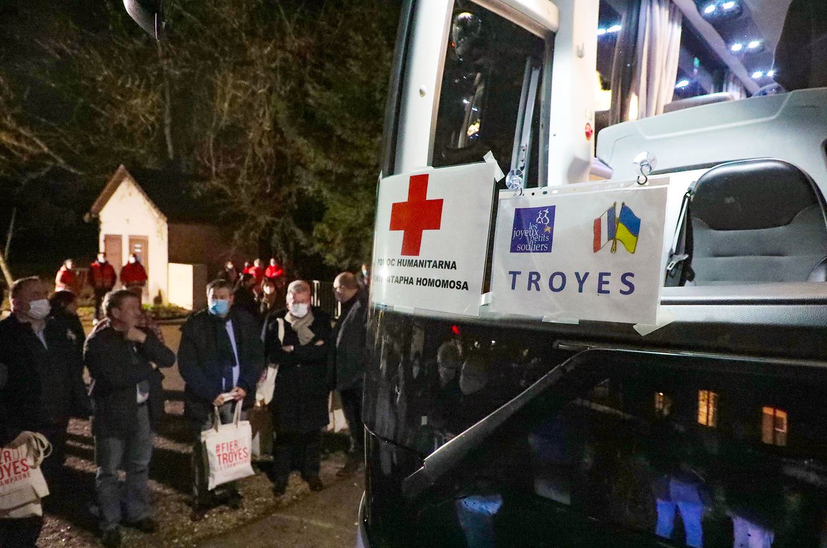 VilledeTroyes's tweet photo. ACCUEIL DES UKRAINIENS À TROYES 🚌🇺🇦
Après être parti de #Lviv samedi, ville frontalière ukrainienne, le car #Collard transportant 50 Ukrainiens est arrivé à #Troyes dimanche soir aux alentours de 23h. 1/3
#solidarité #ukraine https://t.co/YX5JZj8qoO