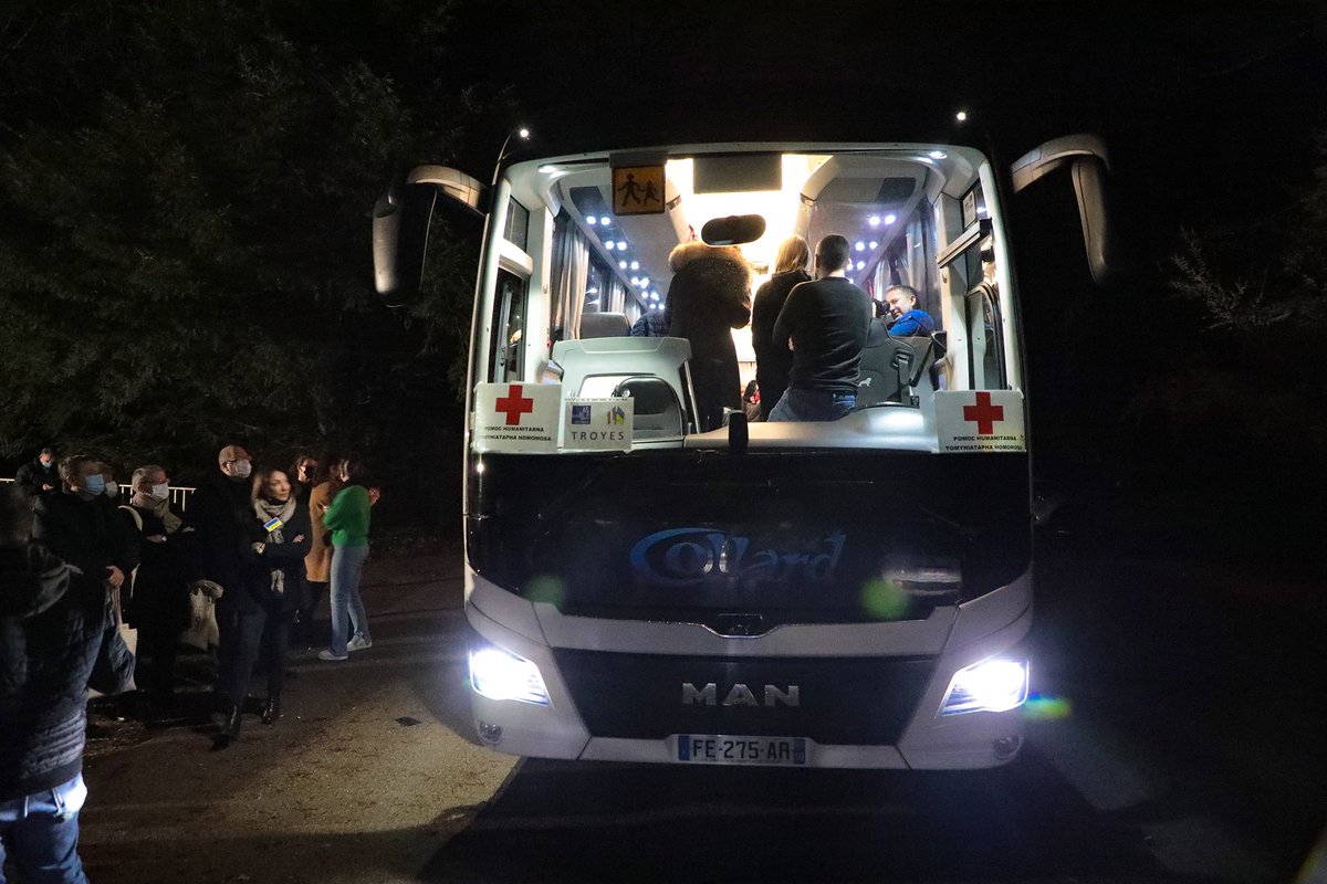 VilledeTroyes's tweet photo. ACCUEIL DES UKRAINIENS À TROYES 🚌🇺🇦
Après être parti de #Lviv samedi, ville frontalière ukrainienne, le car #Collard transportant 50 Ukrainiens est arrivé à #Troyes dimanche soir aux alentours de 23h. 1/3
#solidarité #ukraine https://t.co/YX5JZj8qoO