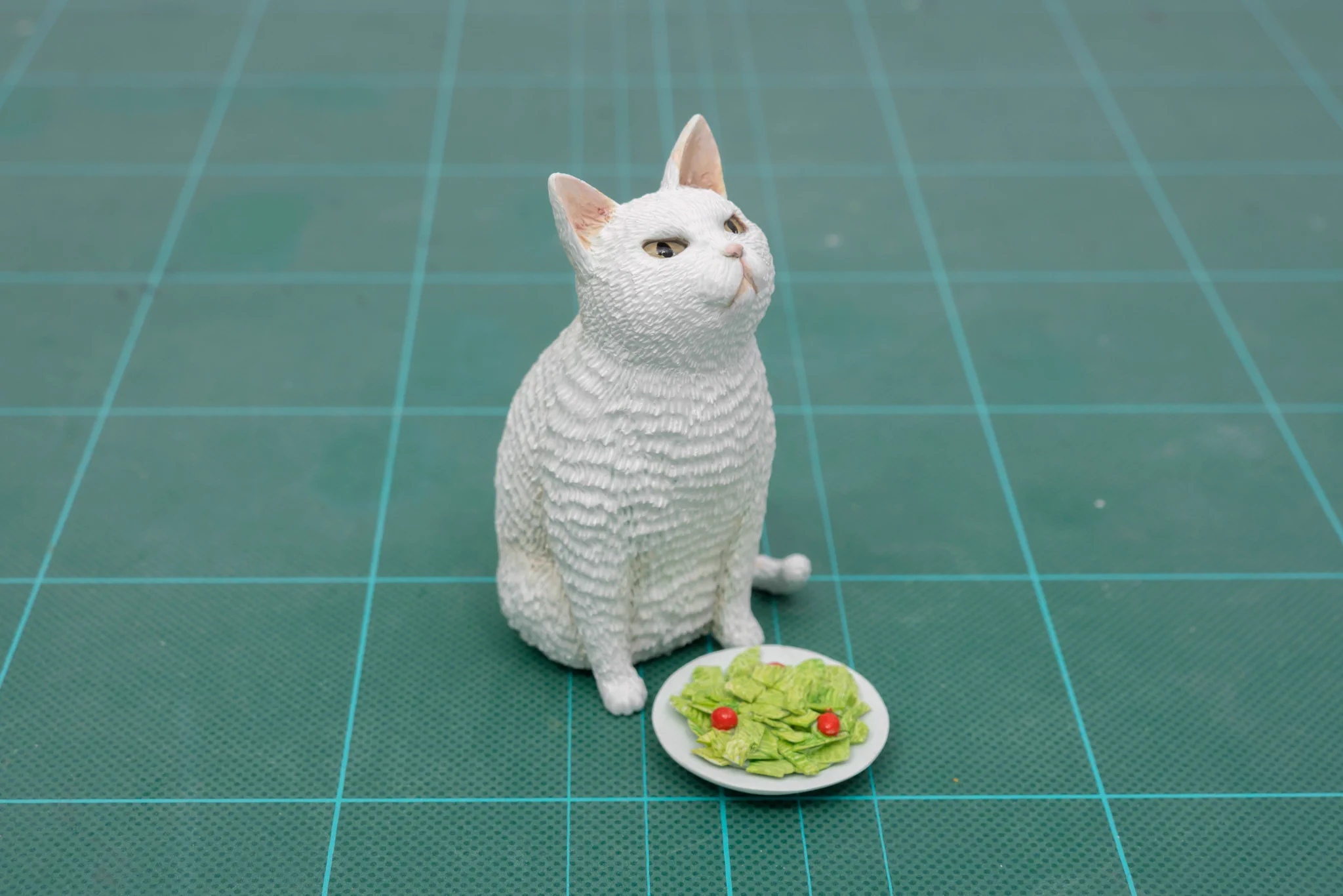 とんでもないエサが出てきて激おこな猫の？フィギュアが作られるwww