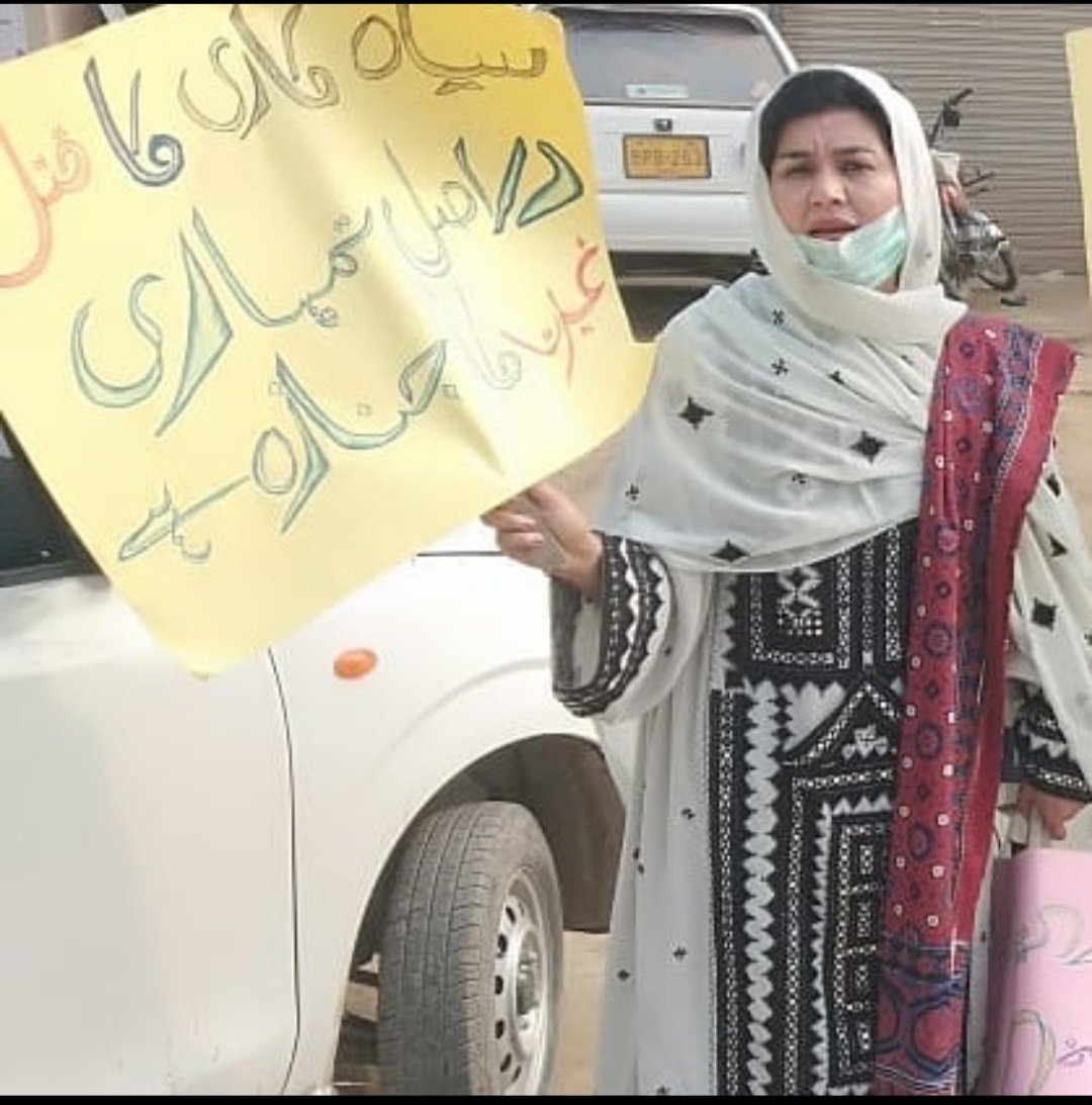 HameedaNoor4's tweet photo. غیرت کے نام پہ قتل دراصل تمھاری غیرت کا جنازہ ہے،
آوارن میں بڑھتے سیاہ کاری کے واقعات تشویش ناک ہیں، 
عورت کو مقدس مقام دینے والے اس قبیح رسم پہ کیوں خاموش ہیں؟
#JusticeForMahzaibBaloch https://t.co/pdLaLeP2iV