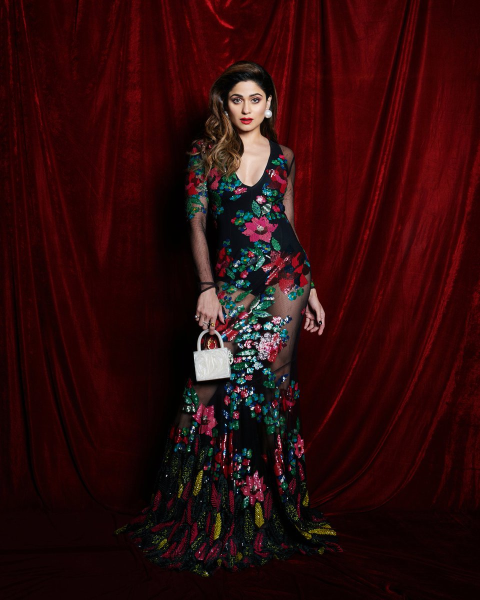 ShamitaShetty's tweet photo. Inhale Fashion , Exhale Style ✨
.
.
.
Outfit - namratajoshipura
Accessories - karishma.joolry
Bag - oceana_clutches
Styled by - @mohitrai with @ruchikrishna99 @teammrstyles
Photography - visualaffairs_va
Hair - @kantamotwani @KromakaySalon
#ootn #eventdairies #helloawards #glam https://t.co/8QxOJDYRRz