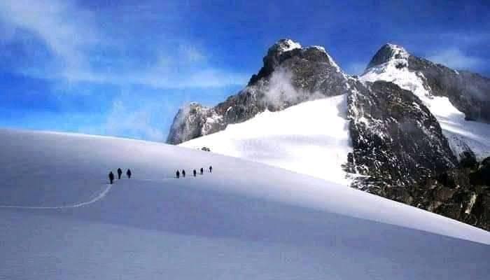 Contemplez cette beauté du Massif du Mont Ruwenzori, 

Nord-kivu🇨🇩.

La RDC est un paradis.