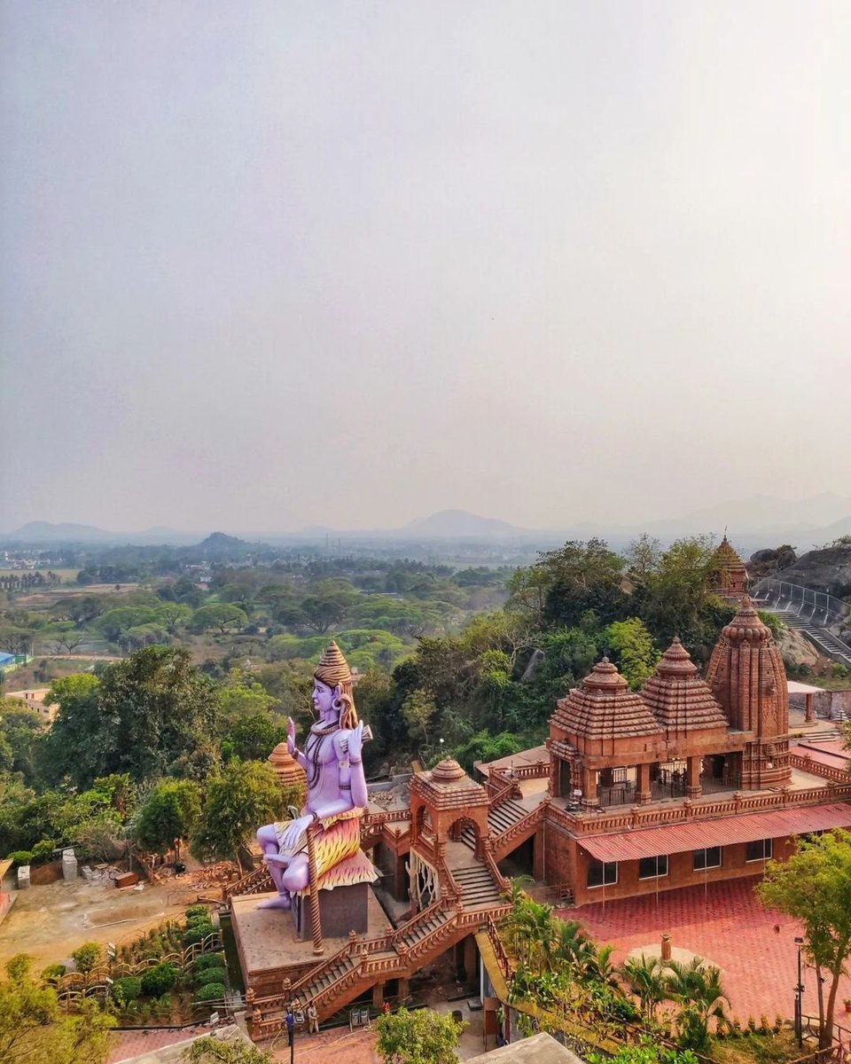 PureOdisha's tweet photo. One of the most beautiful temples of Odisha that most Odias don't know about. It's not just clean and beautiful, it's also the ninth tallest Lord Shiva statue in India.📍Lord Beleswar, Bhanjanagar, Ganjam, Odisha. 📸Clicks are by @PureOdisha
#bhanjanagar #beleswar #lordshiva https://t.co/eIkn1PvfIJ