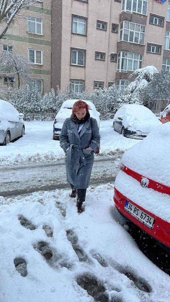 aysekasikirik_'s tweet photo. Kar yağışı devam ediyor❄️
Okullar tatil olsun, yerler buz pisti gibi⛷ 
#İstanbul #okullar #tatilolsun #kartatili #kar https://t.co/Wm2moUjeVu