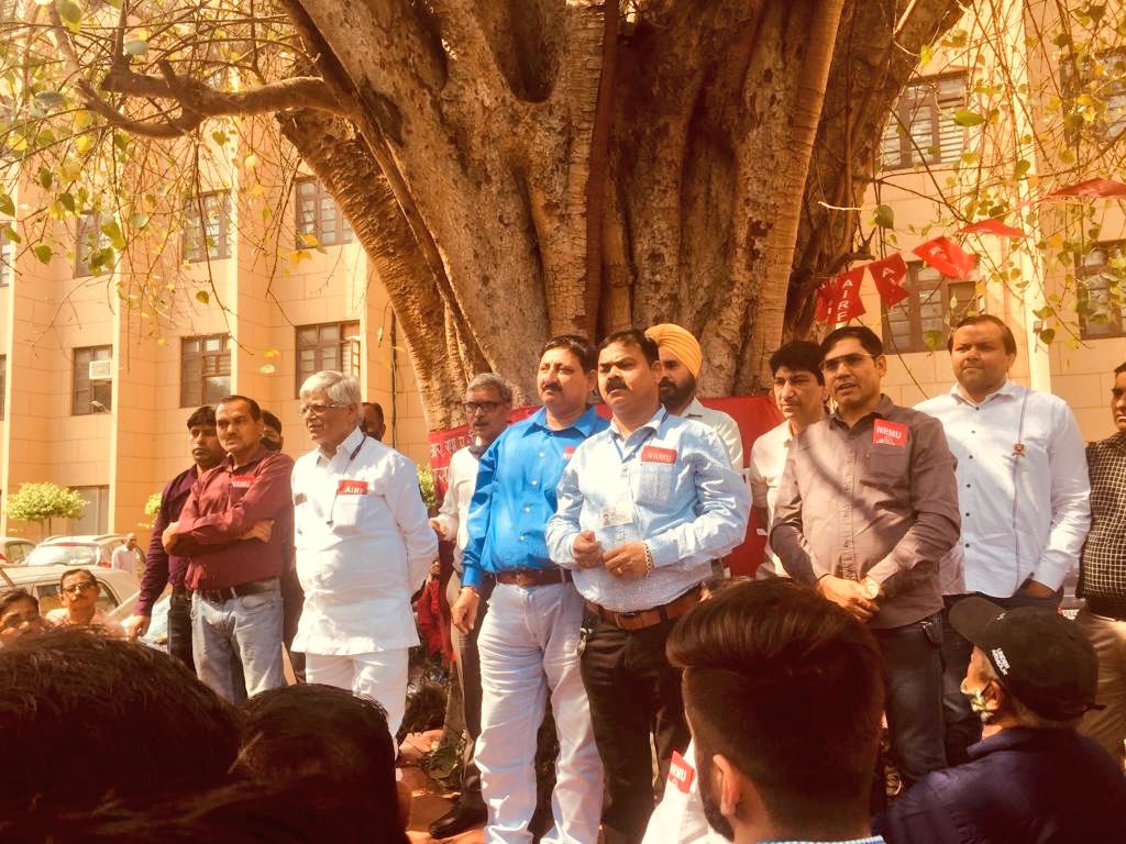 HqNrmu's tweet photo. #SCRAP_NPS
आज दिनांक 14/03/22 को मुख्यालय मण्डल का विशाल प्रदर्शन, AIRF के आह्वाहन पर पुरानी पेंशन बहाली के लिए गरजे कॉम शिवा गोपाल मिश्र, अगर एनपीएस इतनी ही लाभदायक है तो पहले राजनेता इसका लाभ उठाए !

पूरी भारतीय रेल मैं गूंजा पुरानी पेंशन बहाली का नारा !
@RailMinIndia https://t.co/TXuozNV8E3