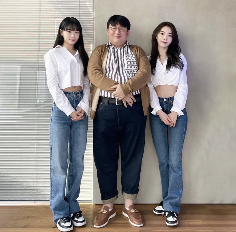 Nunca Pause o MV on Twitter: "BEM VINDAS! Hitman Bang posta foto ao lado de  Kim Chaewon e Miyawaki Sakura. Finalmente fotos novas das meninas juntas 💜  https://t.co/tHbW9AVaZ6" / Twitter