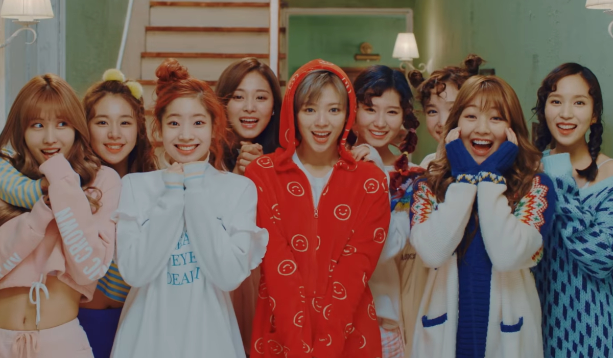 allkpop's tweet photo. #TWICE's '#KnockKnock' becomes group's 13th MV to surpass 300 million YouTube views https://t.co/4QpKjCFSmm https://t.co/fmX5yJTGOr