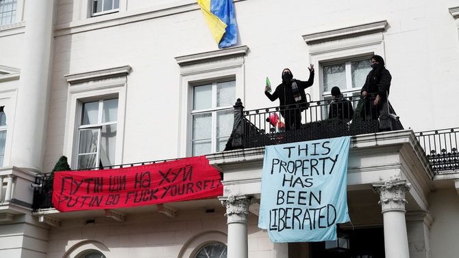 3CatInfo's tweet photo. Ocupen la mansió d'un oligarca rus a Londres https://t.co/fvO3Keu8wH https://t.co/ycpBMvlnp6