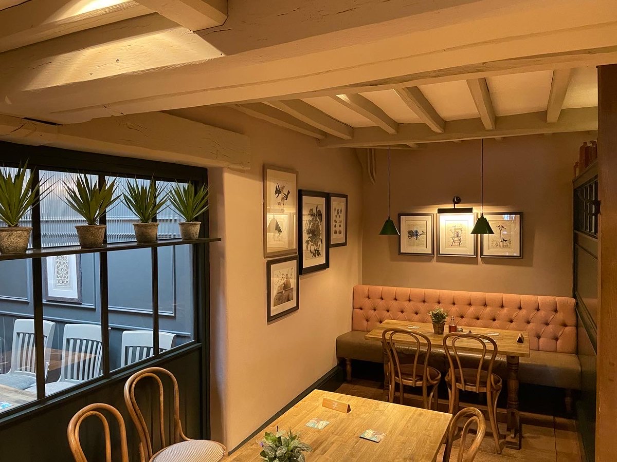 PeterMorgan152's tweet image. Lovely colour scheme . Leigh arms pub and restaurant. Completed in quick time with a big crew ready for opening after refurb