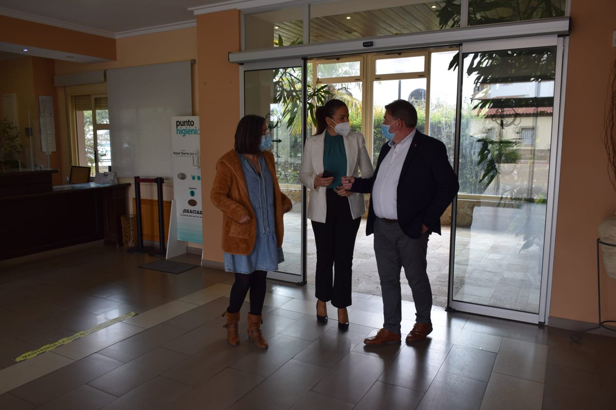 TurismoAND's tweet photo. 🌐 Impulsamos la #digitalización de las #pymes turísticas andaluzas.
🛎 El Hotel Sierra Luz de #Cortegana 👉🏻 Premio Andalucía de Turismo 2021 🏅, ha sido uno de los beneficiarios con #ayudas #Pymetic.
📌DT @angeles_muriel ha visitado el establecimiento para conocer las mejoras. https://t.co/Lsv1xTlxXs