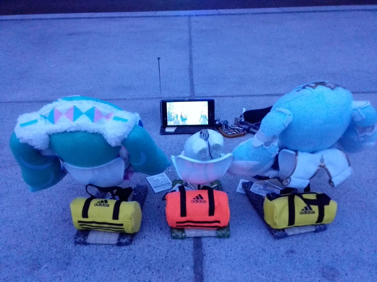 TakaKonCon's tweet image. 【#画像フォルダから７番目の写真晒す見た人もやる拒否権はない】まず自分のタブ側から。#天文館公園 にて #FNS歌謡祭2021〔第２夜〕視聴中の様子。手持ちのスマホのフルセグで『#未来予報ハレルヤ』　#Liella #ラブライブスーパースター #lovelive_superstar #FNS歌謡祭第２夜 #雪ミク #雪ミク2019