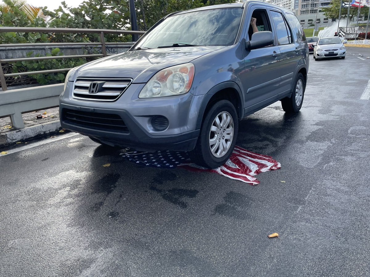 Así quiero ver todas las banderas estadounidenses en Puerto Rico: en el piso.
