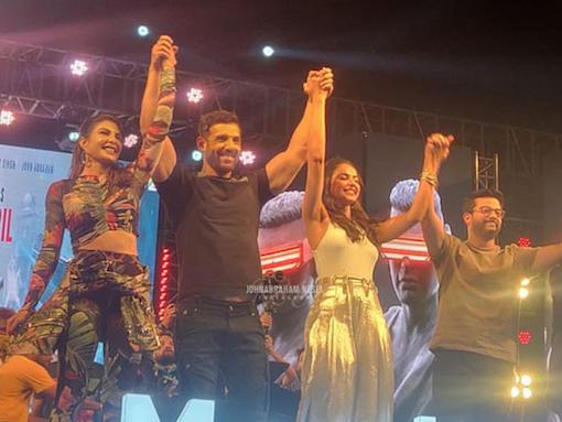 VenetiaSarll's tweet photo. Here's today's post, rafties. ENJOY!! 😍✨💖
https://t.co/i3ejIiWEH8
@TheJohnAbraham #SoundOfATTACK #Attack #Pathaan #RaftieCreativity 👏👏 https://t.co/1WXkI0QSVf