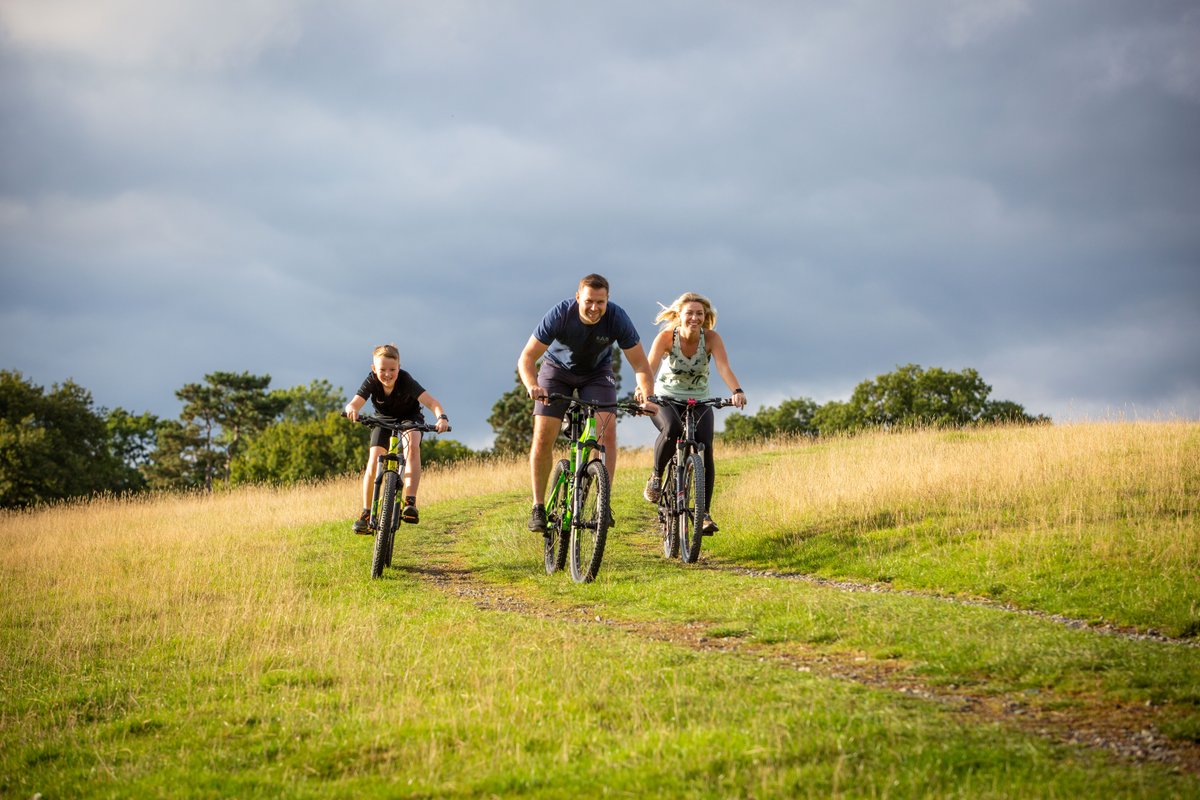 𝑩𝒓𝒊𝒏𝒈 𝒕𝒉𝒆 𝒃𝒊𝒌𝒆𝒔 Enjoy the great outdoors & explore the 250 acres of park & woodland🌳🚴👟🌿. Navigate away from here & there are some great bike rides in North Wales covering Wrexham, Llandegla, onto the Clwydian Range and Hiraethog. #plassey #bikes #northwales