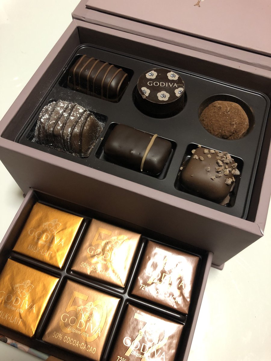 end_less_i's tweet photo. ホワイトデー！お返しはGODIVA😭😭
あまりに���可愛いBOXにめちゃ喜んだ😭😭😭😭😭😭😭😭
引き出しもついててなんで可愛いんだ🥺✨✨✨✨💕
#ホワイトデー #GODIVA https://t.co/XkLkRlduTb