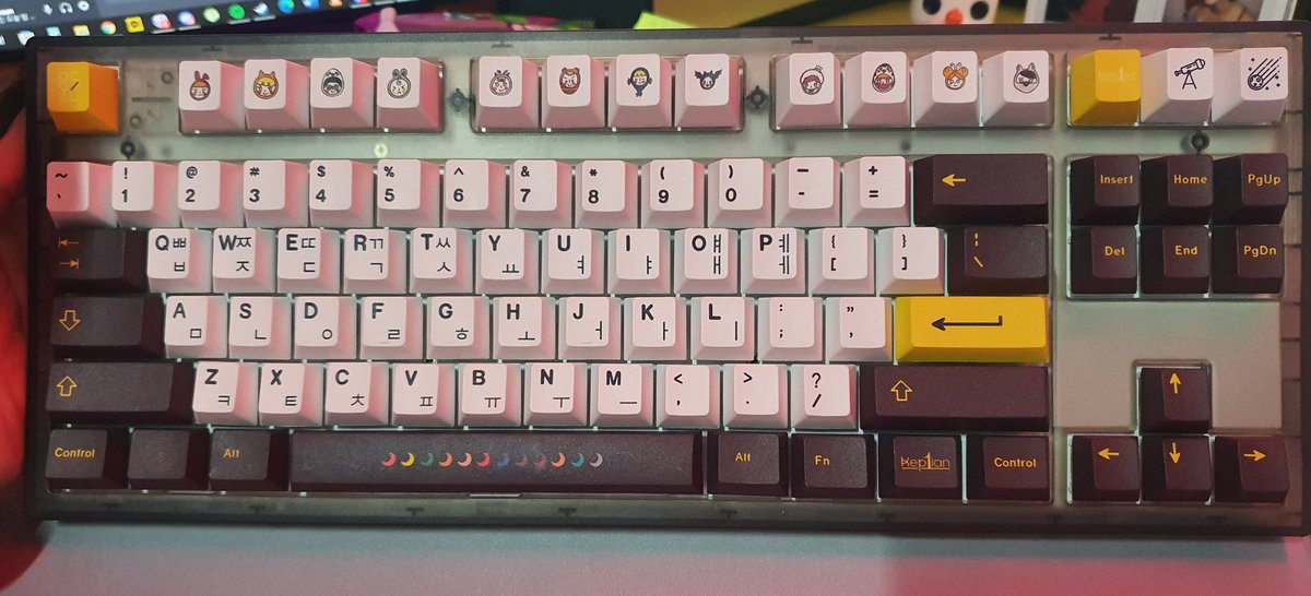 gi99le999's tweet photo. MY CUSTOM CAPS ARE FINALLY HERE https://t.co/TMgY9gpXcy