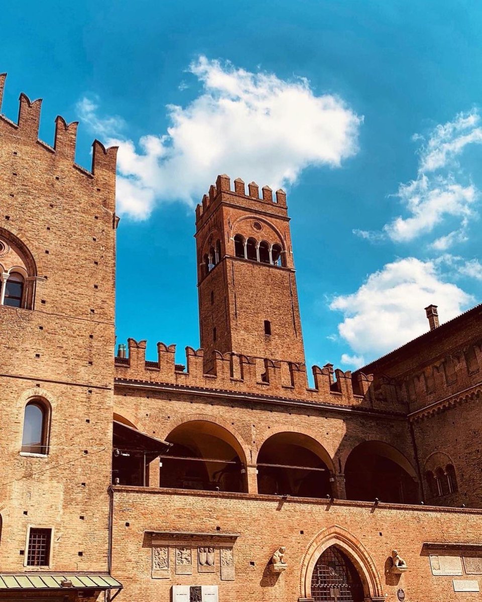BolognaWelcome's tweet photo. ๐ธ๐๐๐ผ Oggi ricorrono 750 anni dalla morte di #ReEnzo di Svevia, re di Sardegna, figlio dellโimperatore Federico II, a cui proprio il nostro magnifico #PalazzoReEnzo deve il suo nome.
#bolognayourdestination https://t.co/zG6ASH7e0j