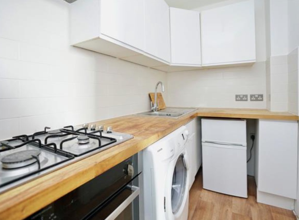 KhalilInfo's tweet photo. One bedroom apartment situated next to London Road train station. 

There are local shops and a popular pub opposite. 

Fully furnished to a lovely standard with a quirky feel.  £1,100 per month. Available 5th August. 

** RENT INCLUDES GAS, ELECTRICITY AND WIFI** https://t.co/uFXSXxprcm