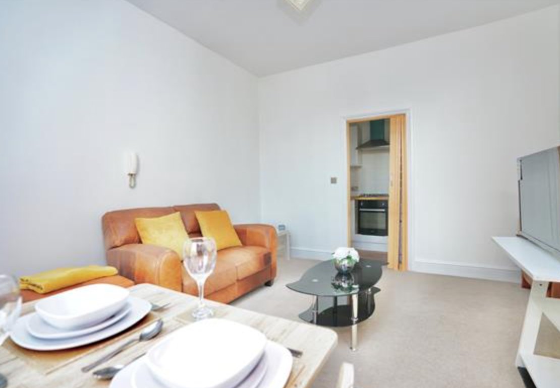 KhalilInfo's tweet photo. One bedroom apartment situated next to London Road train station. 

There are local shops and a popular pub opposite. 

Fully furnished to a lovely standard with a quirky feel.  £1,100 per month. Available 5th August. 

** RENT INCLUDES GAS, ELECTRICITY AND WIFI** https://t.co/uFXSXxprcm