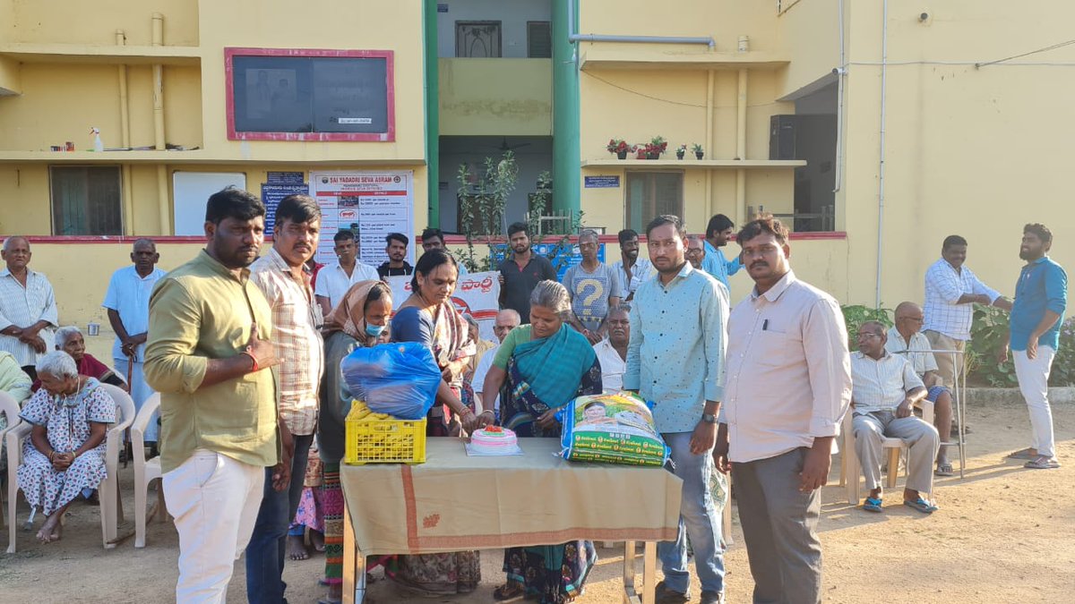 TeamPowerSena's tweet photo. జనసేన పార్టీ ఆవిర్భావ దినోత్సవ సందర్భంగా సాయి సేవ వృద్ధాశ్రమంలో పార్టీ ఆవిర్భావ వేడుకలు నిర్వహించిన జనసేన కార్యకర్తలు.

వృద్ధులకు అన్నదానా కార్యక్రమం నిర్వహించి, పండ్లు, బెడ్స్,పంపిణీ చేసి వృద్ధాశ్రమంలొ కేక్ కట్ చేసిన  జనసేన పార్టీ కార్యకర్తలు.

#JANASENAFormationDay https://t.co/UlEyilPVwz