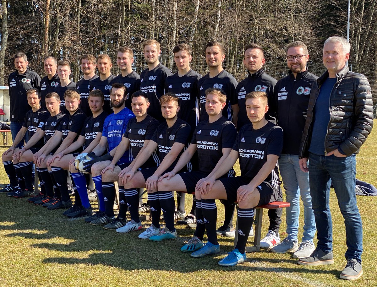 j_edmueller's tweet photo. In Zeiten wie diesen sind engagierte #Sportvereine im Amateurbereich wichtig.
Deshalb freut es mich, dass ich gestern der ersten Fußball-Mannschaft der SG Tann-Reut die neuen #Trikots überreichen durfte.
Macht weiter so und denkt dran: wir machen die MAUERN – und ihr die TORE! https://t.co/dAKPGIxCGh