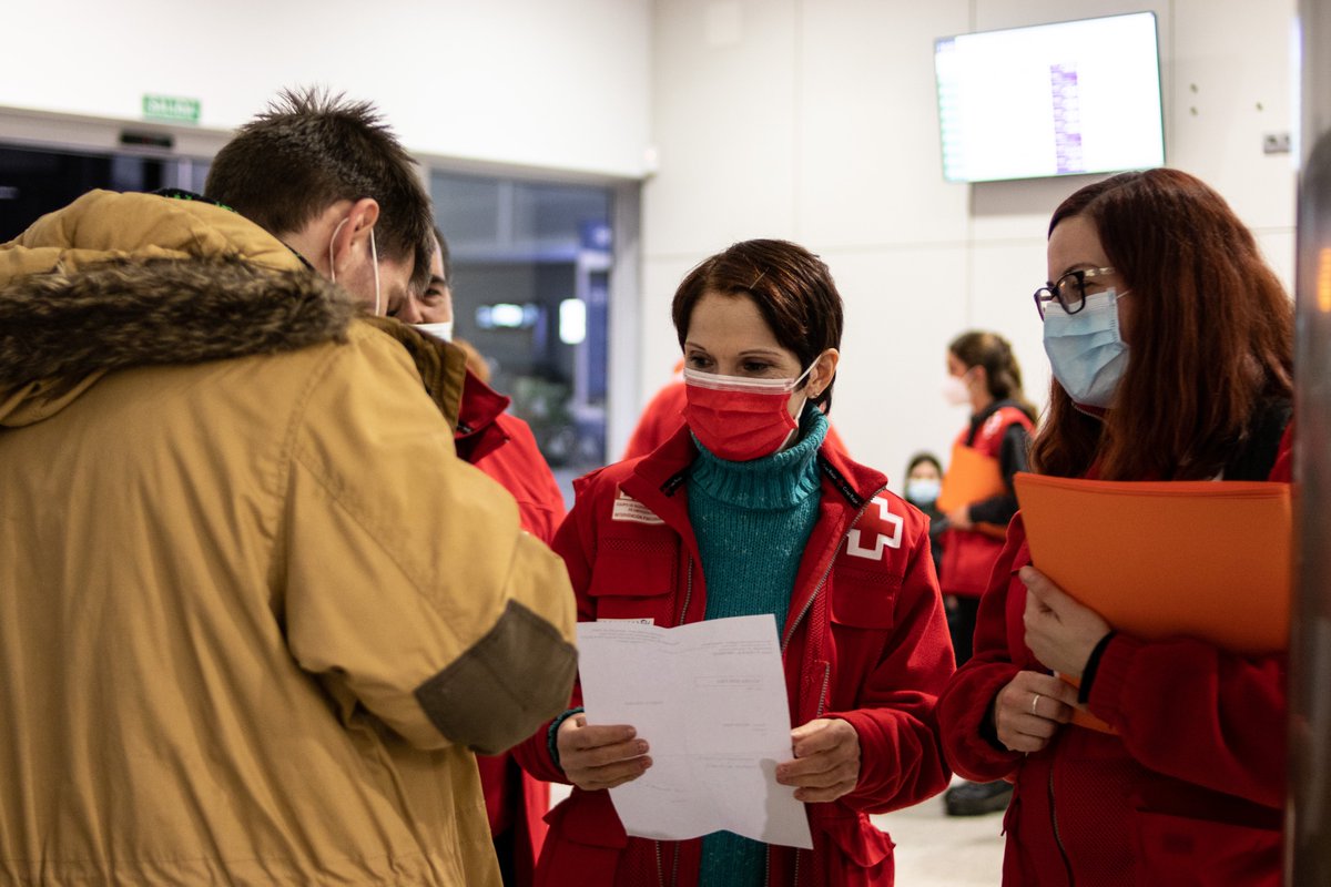 CruzRojaVLC's tweet photo. [#Acogida]
Seguimos trabajando para ofrecer atención y orientación a personas refugiadas procedentes de #Ucrania. Anoche, los #ERIE de Albergue y Apoyo Psicosocial de @CruzRojaEsp dieron una primera respuesta en la Estación Joaquín Sorolla
#Emergencias #Migraciones https://t.co/P6RlDrqyq7