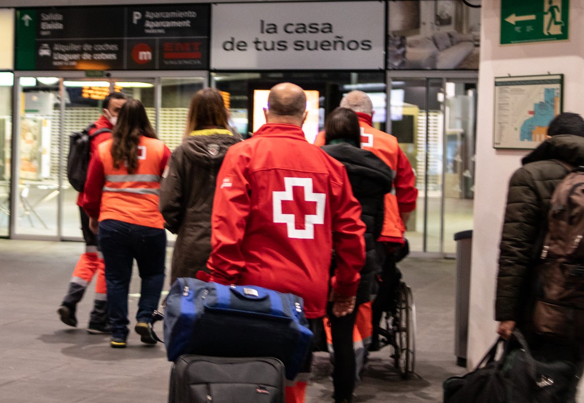 CruzRojaVLC's tweet photo. [#Acogida]
Seguimos trabajando para ofrecer atención y orientación a personas refugiadas procedentes de #Ucrania. Anoche, los #ERIE de Albergue y Apoyo Psicosocial de @CruzRojaEsp dieron una primera respuesta en la Estación Joaquín Sorolla
#Emergencias #Migraciones https://t.co/P6RlDrqyq7