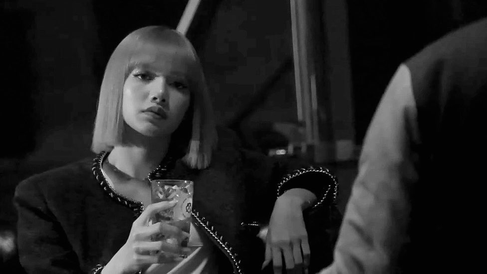 ptt_tw's tweet photo. จะบ้าตาย!ผมสั้นหั่นแบบนี้ให้อภัยเฉี่ยวมาก #LalisaxChivasRegal https://t.co/HhkvBkHXMl