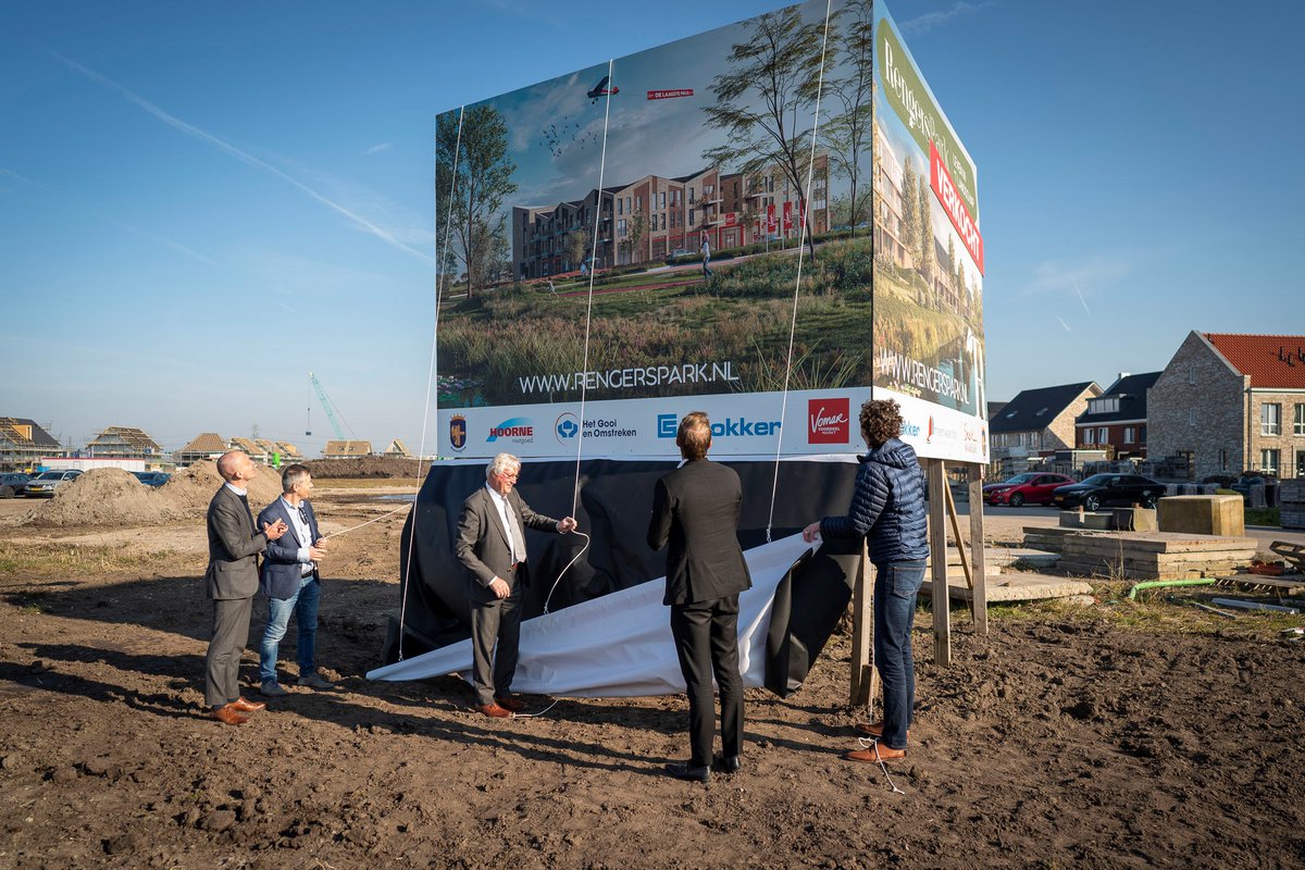 gembunschoten's tweet image. Vrijdag heeft wethouder @huigvbarneveld_, samen met andere betrokkenen, het projectbord onthuld van het Entreegebouw op #Rengerspark, dat straks bestaat uit een supermarkt (Vomar) en een horecagelegenheid met daarboven (sociale) huurappartementen.