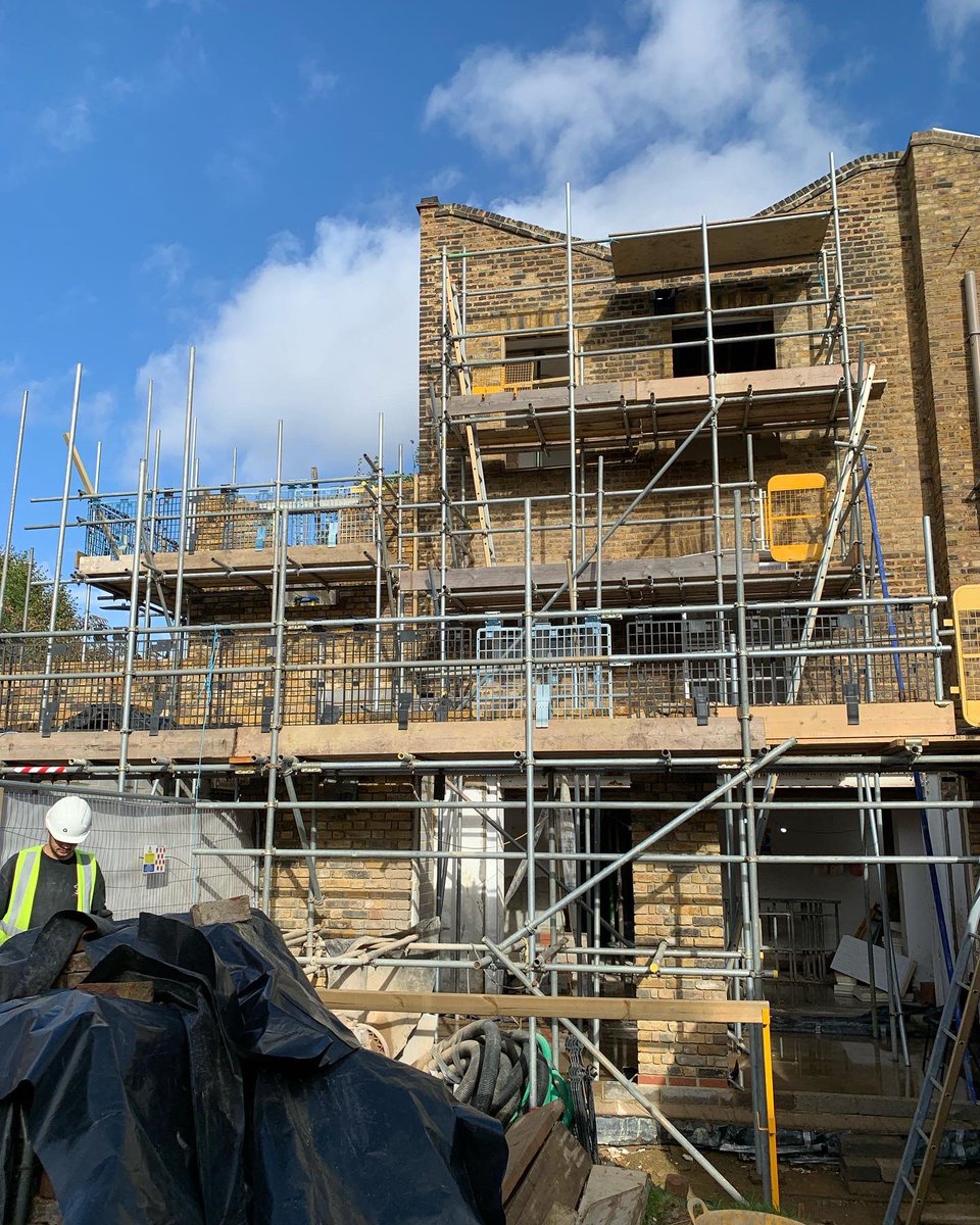 TheBenyonEstate's tweet photo. Fantastic work progress at our development at the Englefield Road site. The construction involves a complete refurbishment &amp; extension-creating a 1bed flat, and 2bed and 3bed garden houses.🌳 @lisashellarchs #SullivanBrothersConstruction #thebenyonestate https://t.co/GpdTye7sPg