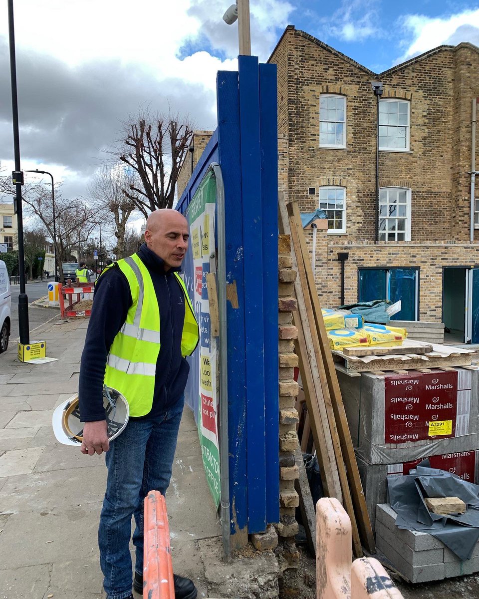 TheBenyonEstate's tweet photo. Fantastic work progress at our development at the Englefield Road site. The construction involves a complete refurbishment &amp; extension-creating a 1bed flat, and 2bed and 3bed garden houses.🌳 @lisashellarchs #SullivanBrothersConstruction #thebenyonestate https://t.co/GpdTye7sPg