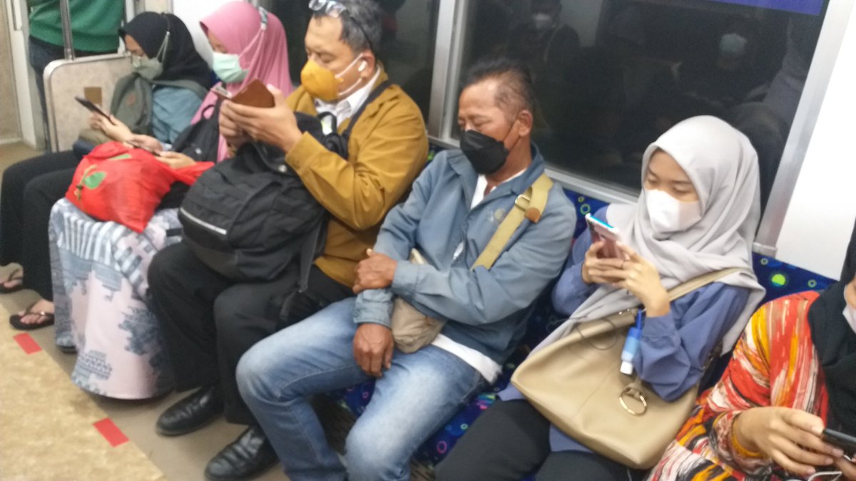 firmanaristaA's tweet photo. @CommuterLine @HisanairaHisan Masih 6 nih bukan 5 https://t.co/0NudFo1Lrb
