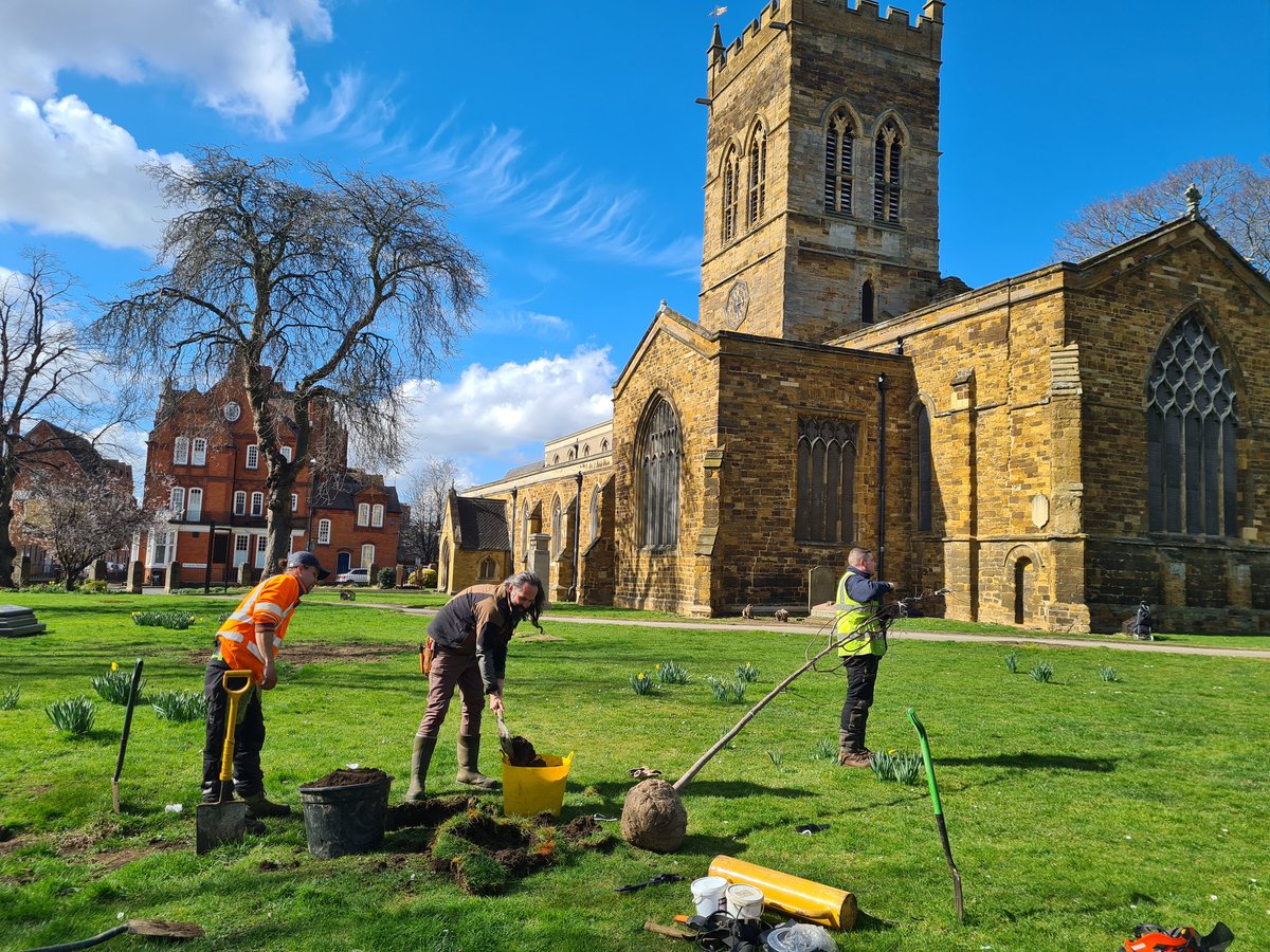 SaveStreetTrees's tweet photo. We’re taking part in our favourite pastime again – #tree planting! This time, we’re at St Giles  in #Northampton town centre, planting 5 beautiful #trees at this historic space. Lovely to support @StGilesTerrace @RotaryNmpton &amp; @QGCanopy with this #wildgiles project. https://t.co/Fa8NcMcH7f