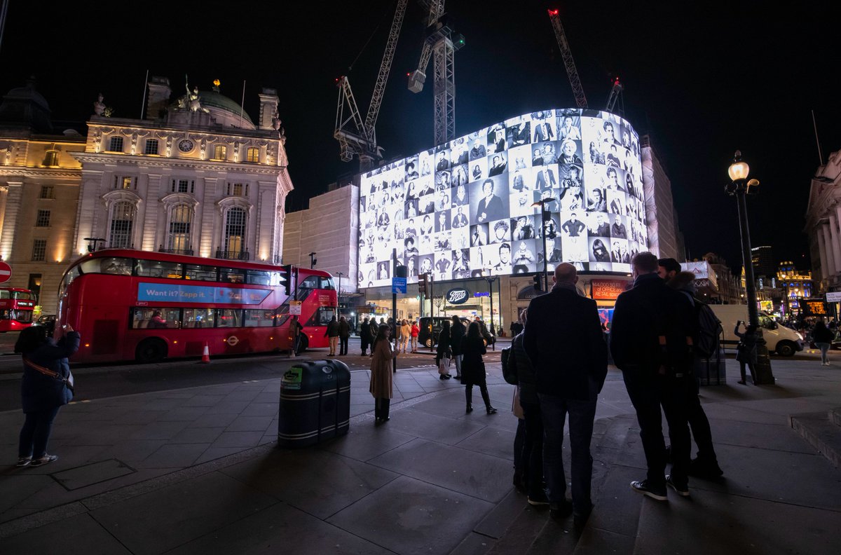 TakeAMoment_UK's tweet photo. Have you been down to the live exhibition in #PicadillyCircus?

The exhibition is open 11am - 7pm, come by and take a moment from busy London life. 

#citylife #HumpDay @theartofldn @PicLights https://t.co/SbUodPV1su
